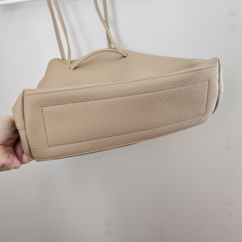 8 Other Reasons Vegan Leather Slouchy Bucket Bag Tan Neutral - Picture 3 of 8